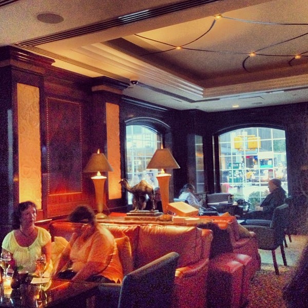 Foto diambil di Randolph&#39;s Bar &amp; Lounge oleh Cappy P. pada 9/13/2013