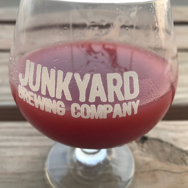 Photo taken at Junkyard Brewing Company by Puffy on 8/6/2021