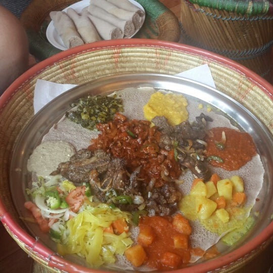 Foto diambil di Etete Ethiopian Cuisine oleh Hema P. pada 5/26/2014