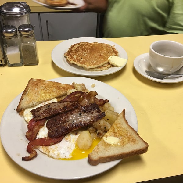 Photo taken at Johny&#39;s Luncheonette by Henri M. on 10/13/2018