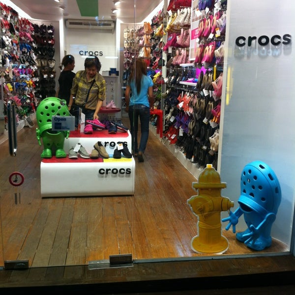 shops that sell crocs