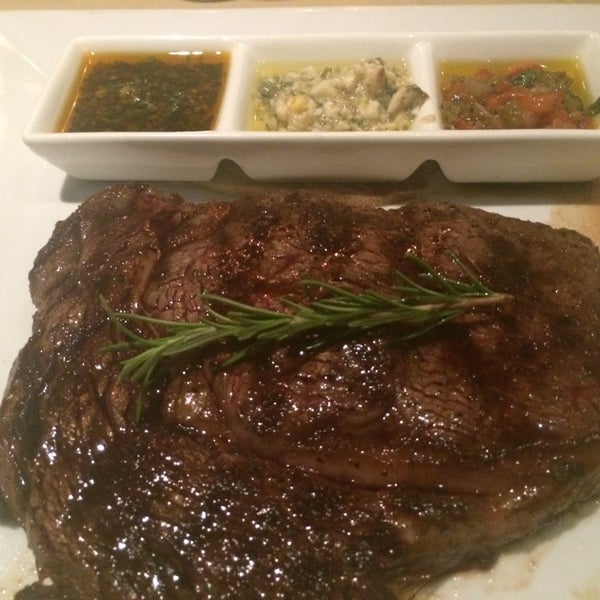 Das Foto wurde bei Ushuaia Argentinean Steakhouse von Ajay P. am 9/12/2014 aufgenommen
