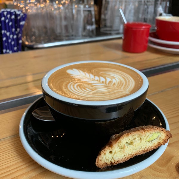 Foto diambil di Winstons Coffee oleh Jesse pada 5/4/2019