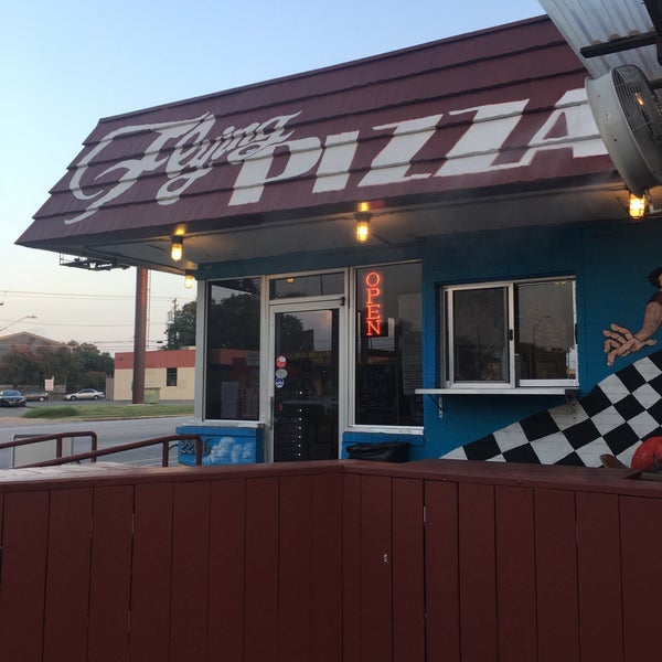 Foto scattata a Southside Flying Pizza da Doug O. il 9/1/2016