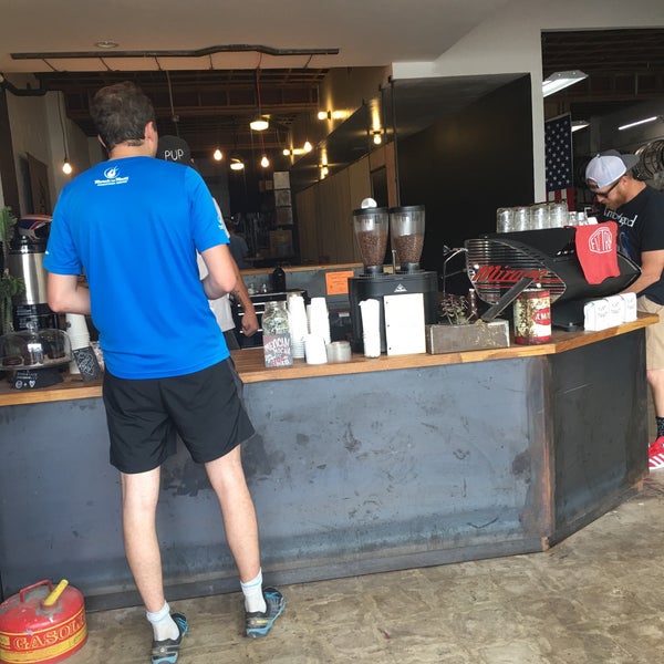 9/24/2016 tarihinde Doug O.ziyaretçi tarafından Flat Track Coffee'de çekilen fotoğraf