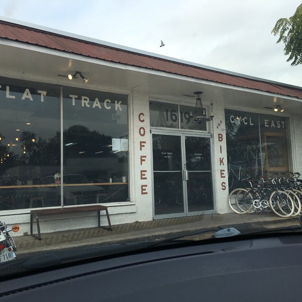 Foto tirada no(a) Flat Track Coffee por Doug O. em 9/2/2016