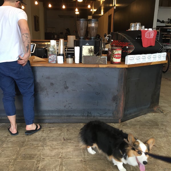 9/10/2016 tarihinde Doug O.ziyaretçi tarafından Flat Track Coffee'de çekilen fotoğraf