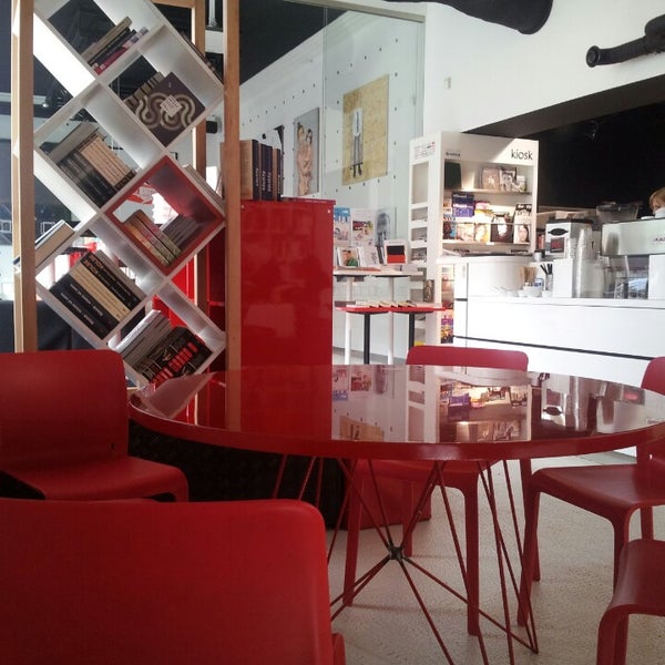 7/12/2013 tarihinde Alicja M.ziyaretçi tarafından MiTo art café books'de çekilen fotoğraf