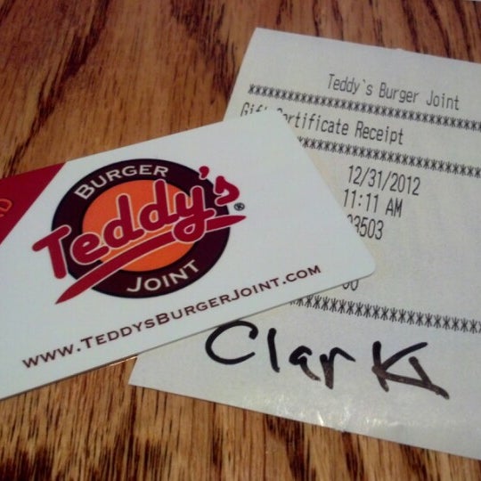 12/31/2012 tarihinde Bob C.ziyaretçi tarafından Teddy&#39;s Burger Joint'de çekilen fotoğraf
