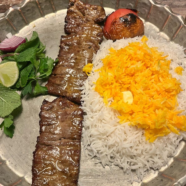 Das Foto wurde bei Parsa Restaurant von Fateme am 4/24/2022 aufgenommen