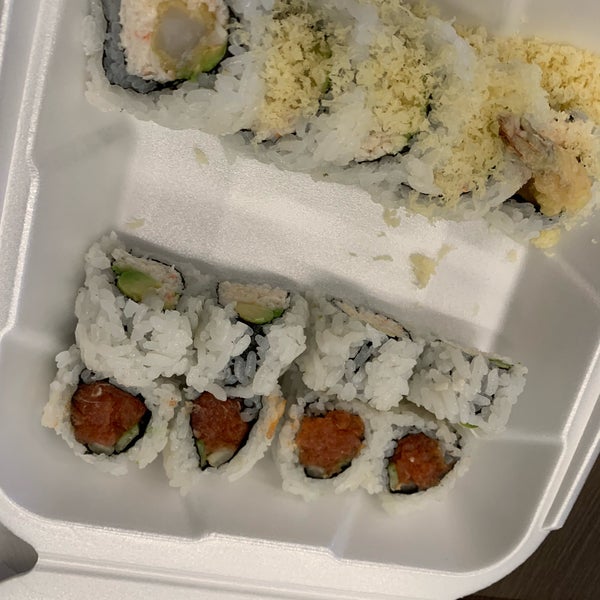 รูปภาพถ่ายที่ Tomodachi Sushi โดย Tiffany H. เมื่อ 11/8/2019