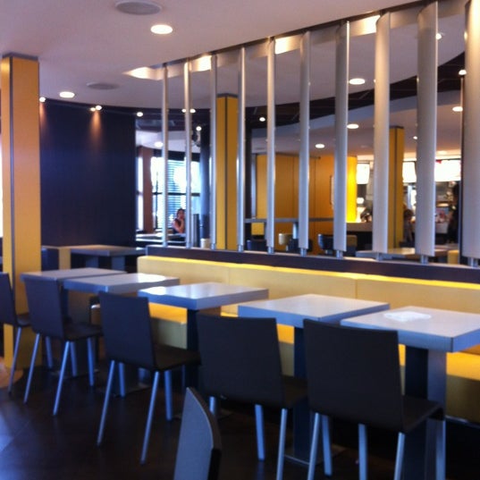 Photo taken at McDonald&#39;s by Roberto V. on 9/29/2012