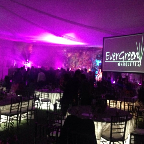 รูปภาพถ่ายที่ Banquetes Evergreen โดย Jaime เมื่อ 12/5/2013