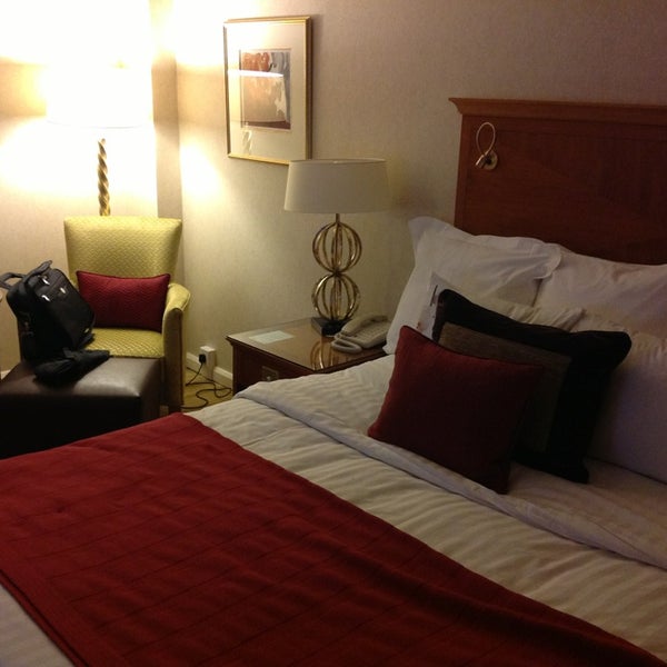 Foto diambil di London Marriott Hotel Kensington oleh Luis E. M. pada 1/11/2013