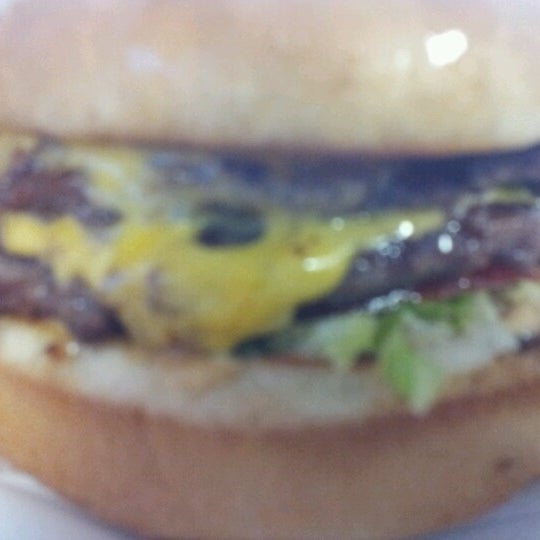 Das Foto wurde bei D. Lish&#39;s Great Hamburgers von Robyn S. am 10/6/2012 aufgenommen