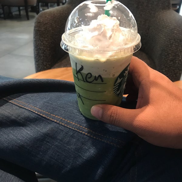 Foto tirada no(a) Starbucks por Kenny G. em 9/10/2018