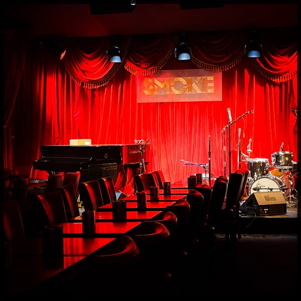 Foto tomada en Smoke Jazz &amp; Supper Club  por Bun M. el 7/2/2022