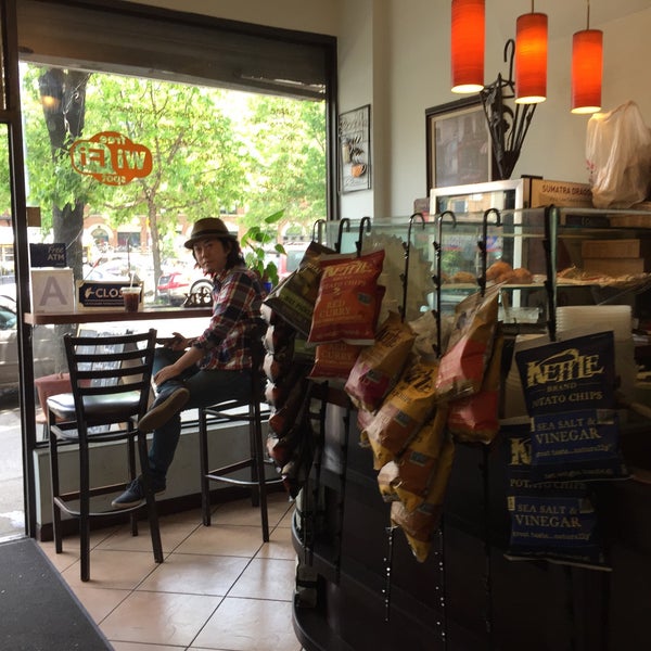 5/24/2015 tarihinde Georgiana M.ziyaretçi tarafından Penny House Cafe'de çekilen fotoğraf