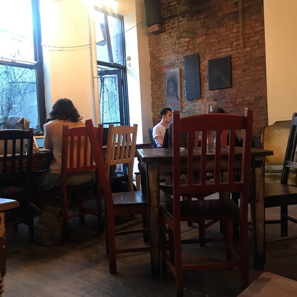 Foto diambil di Outpost Café and Bar oleh Georgiana M. pada 4/23/2018