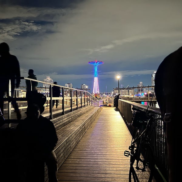 Снимок сделан в Coney Island Beach &amp; Boardwalk пользователем Georgiana M. 10/14/2023