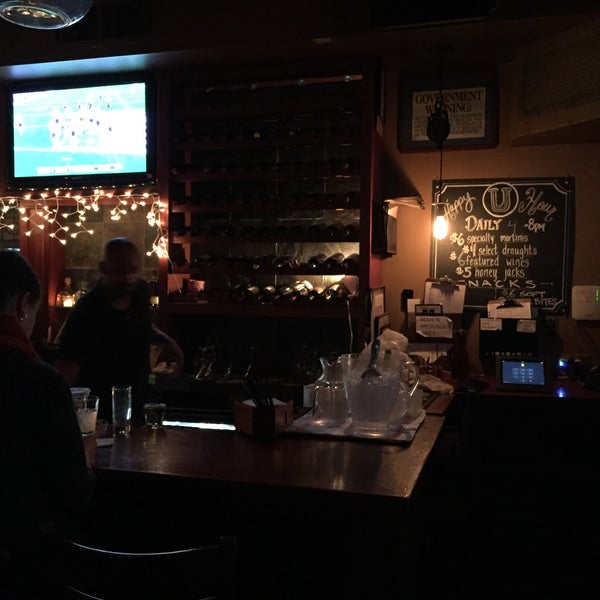 Foto tomada en The Uptown Restaurant &amp; Bar  por Georgiana M. el 2/2/2015