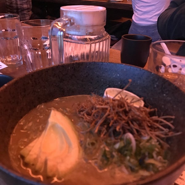 Foto tirada no(a) Momo Sushi Shack por Georgiana M. em 4/17/2019