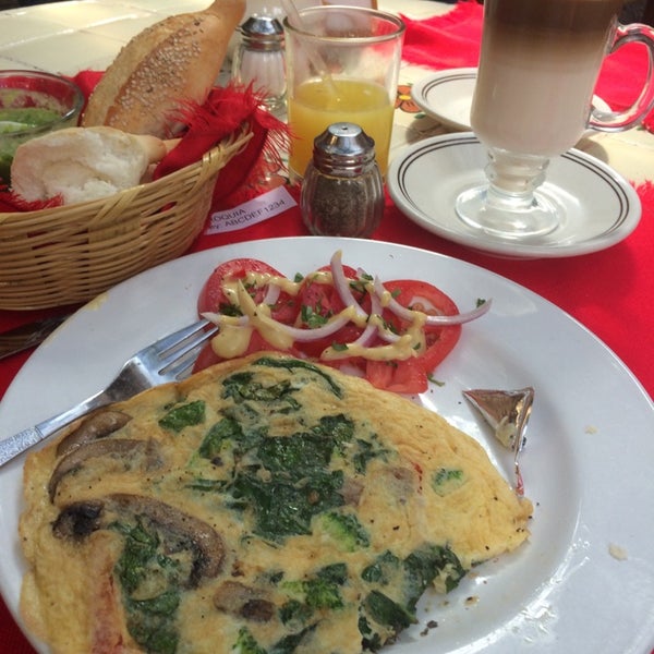 Das Foto wurde bei Café de la Parroquia von Macarena M. am 10/7/2014 aufgenommen