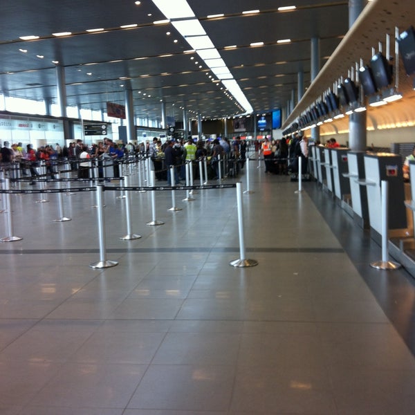 Foto diambil di Aeropuerto Internacional El Dorado (BOG) oleh Martik C. pada 5/10/2013