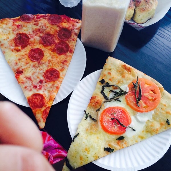 4/19/2014 tarihinde Alissa M.ziyaretçi tarafından Primo Pizza'de çekilen fotoğraf