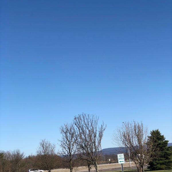 Photo taken at Sideling Hill Service Plaza by Marielle on 4/20/2018
