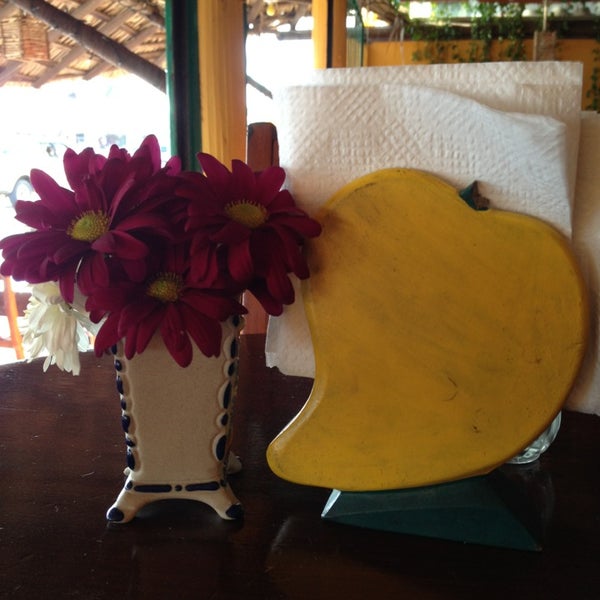 Foto diambil di Restaurante Mangos Puerto Escondido oleh Ahura S. pada 12/25/2012