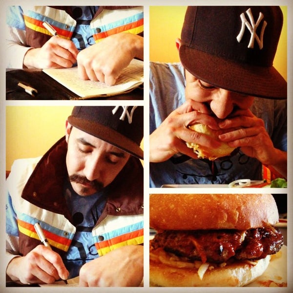 Снимок сделан в Five Star Burger пользователем MARCOS R. 2/11/2013