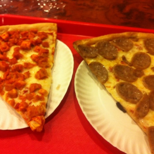 Снимок сделан в Famous Amadeus Pizza - Madison Square Garden пользователем Antonio S. 10/18/2012