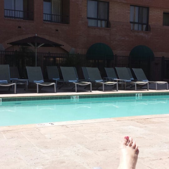 Foto diambil di Scottsdale Marriott Suites Old Town oleh Lola C. pada 5/26/2014