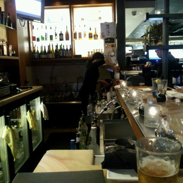 6/16/2013 tarihinde Lola C.ziyaretçi tarafından Okura Robata Sushi Bar and Grill'de çekilen fotoğraf