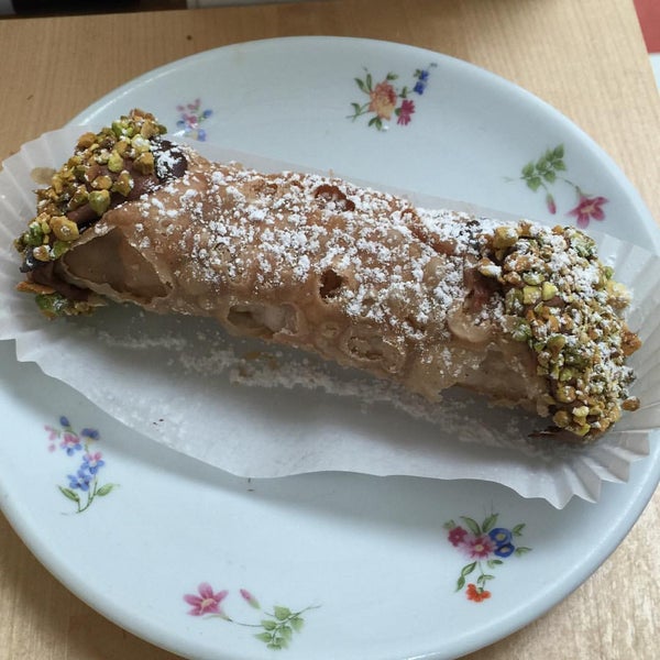 Медовый Канноли с лесными орехами и мятой