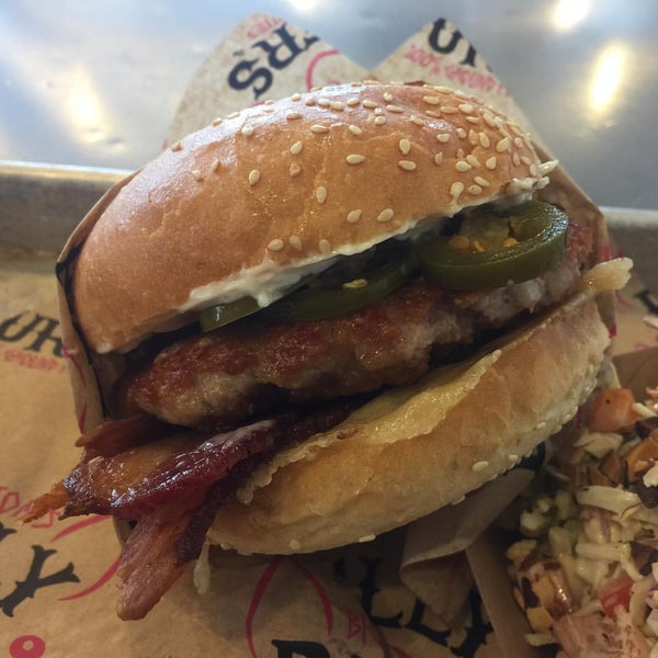 11/30/2015 tarihinde Kenneth L.ziyaretçi tarafından Big Chef Tom’s Belly Burgers'de çekilen fotoğraf