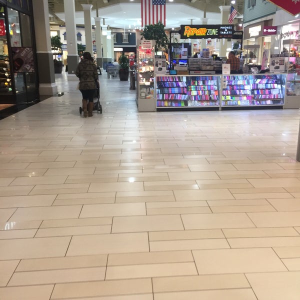 12/14/2017 tarihinde Traci U.ziyaretçi tarafından Sangertown Square Mall'de çekilen fotoğraf