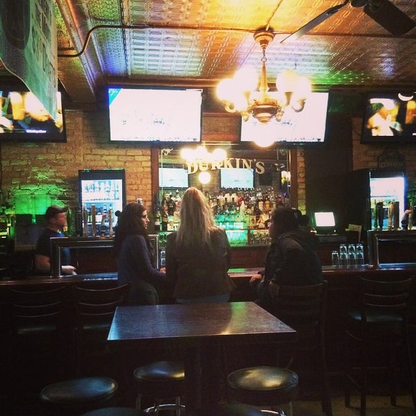 Foto tirada no(a) Durkin&#39;s Tavern por Mike Z. em 9/16/2014