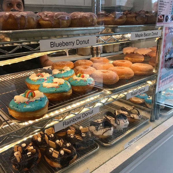 Foto tirada no(a) Gonutz with Donuts por Kathleen N. em 3/20/2018