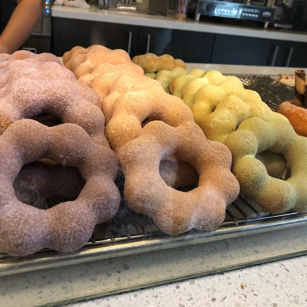 Foto tirada no(a) Gonutz with Donuts por Kathleen N. em 8/21/2018