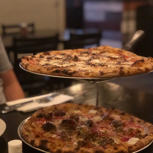 9/10/2019 tarihinde Kathleen N.ziyaretçi tarafından Long Bridge Pizza Co.'de çekilen fotoğraf