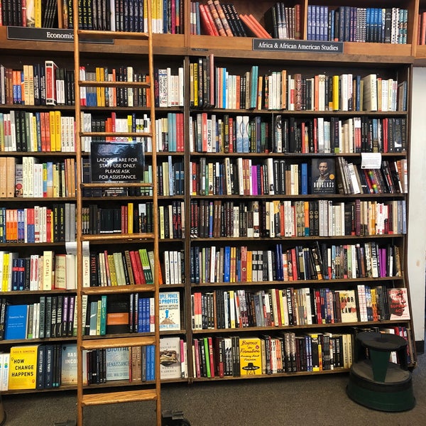 Foto scattata a Harvard Book Store da Kathleen N. il 6/10/2019