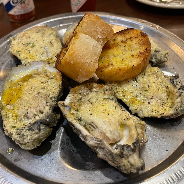 Снимок сделан в Creole House Restaurant &amp; Oyster Bar пользователем Kathleen N. 4/19/2023