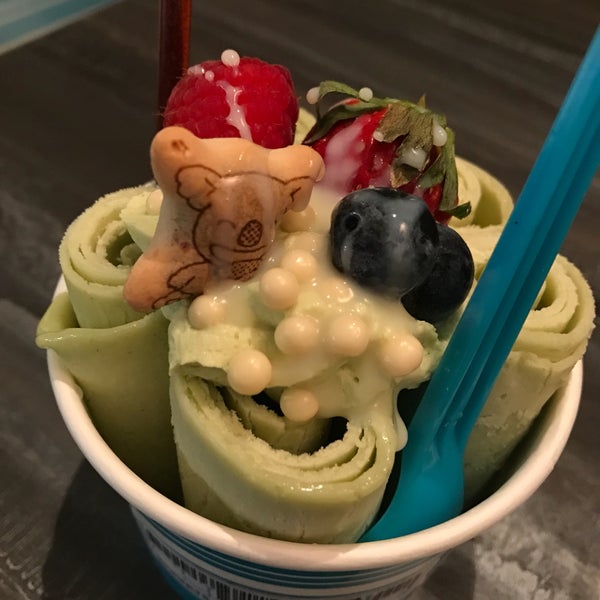 2/25/2017 tarihinde Kathleen N.ziyaretçi tarafından IcyCode Ice Cream Rolls'de çekilen fotoğraf