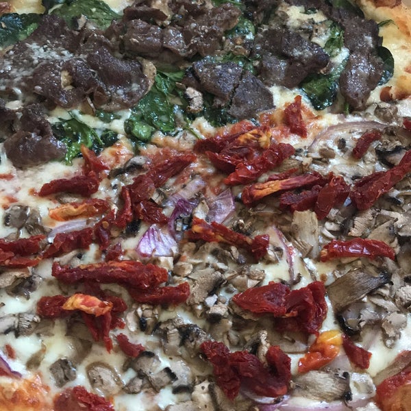 2/5/2018 tarihinde Kathleen N.ziyaretçi tarafından Pizza California'de çekilen fotoğraf