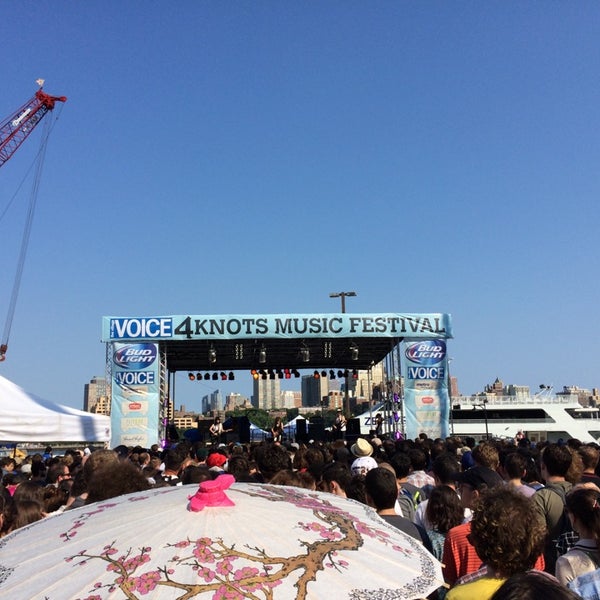 รูปภาพถ่ายที่ The Village Voice&#39;s 4Knots Music Festival โดย Yolanda s. เมื่อ 7/12/2014