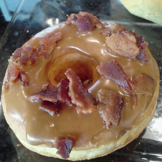 Foto diambil di Glazed Doughnuts &amp; Cafe oleh Kathi J. pada 10/4/2012