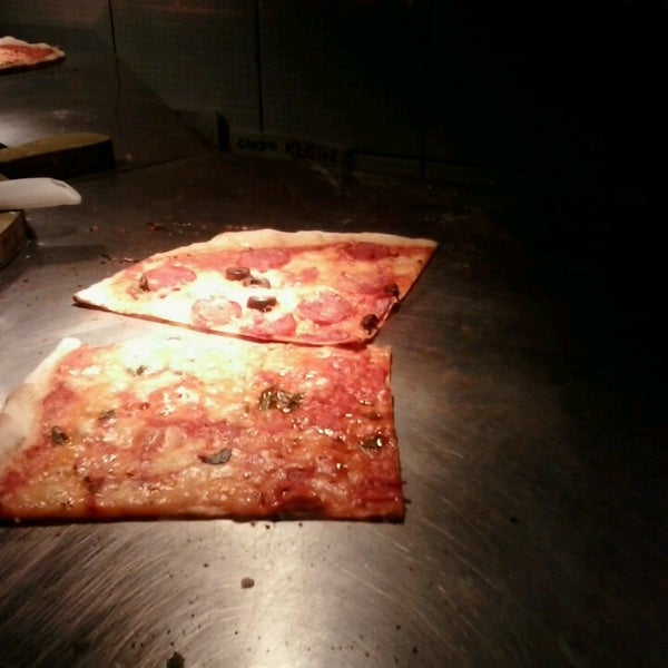 รูปภาพถ่ายที่ Pizza โดย JoãoVitor A. เมื่อ 5/10/2013