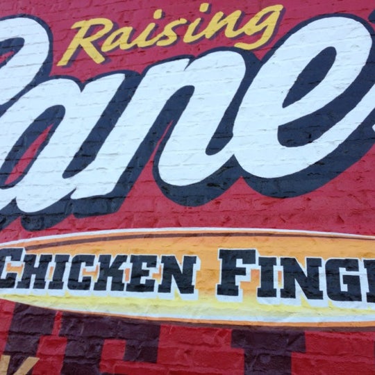 รูปภาพถ่ายที่ Raising Cane&#39;s Chicken Fingers โดย aaron h. เมื่อ 10/3/2012